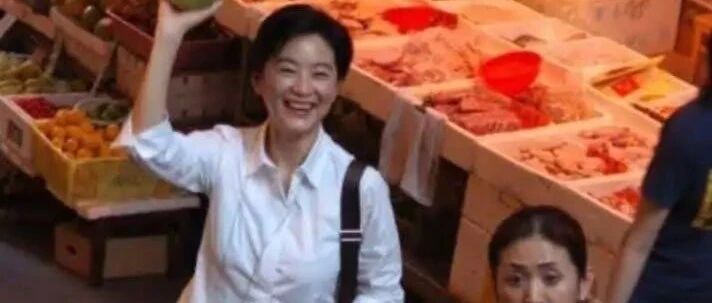 林青霞菜市场被拍，还大方打招呼，也不顾及素颜不好看！