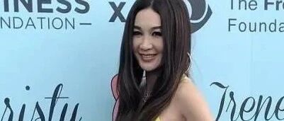 温碧霞被拍生图，脸凹陷坑坑洼洼，都奶奶年纪了穿吊带裙不假吗?