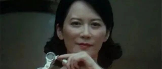 俞飞鸿新剧脸僵，脸上坑洼皮肤很粗糙，气质女神也是靠营销的！