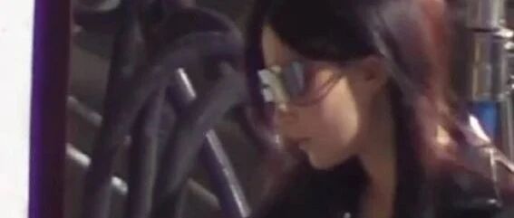 刘亦菲现场拍戏被拍，穿短裤坐下来腿好粗壮，这身材还不是大妈？