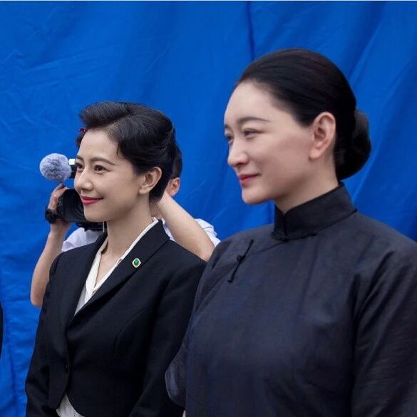 高圆圆新戏盘起头发，没了清纯气质，打扮干练衬得李小冉有点老！