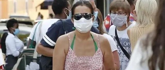 巩俐膀大腰圆，还穿粉色吊带裙，没料到赘肉横生！