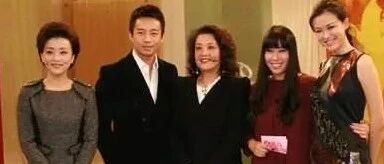 张兰的确是个女强人，穿西装裙气场很足，杨澜俨然都成了陪衬！