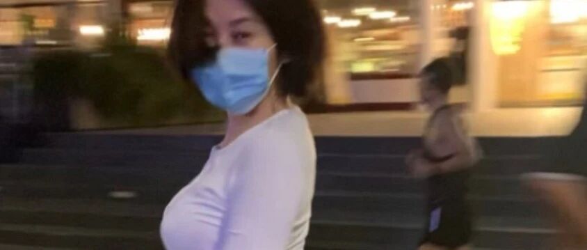 许晴从心底就不服老，穿紧身上衣搭短裤，身材比年轻人还要好！