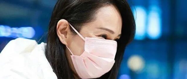 伊能静走机场不装了，脸上皱纹多还有黄斑，双眼皮看着特不自然！