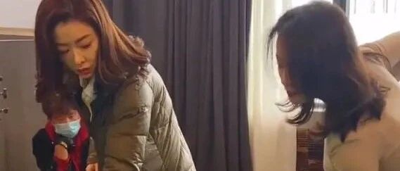 熊黛林请私教教打台球，穿羽绒服身材扁平，被素人穿紧身衣碾压！