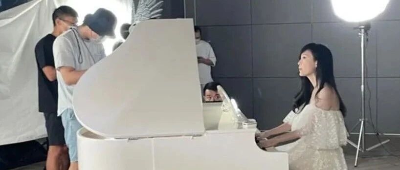 周慧敏身材干瘦，脸皮都松了还穿白裙装少女，哪有少女长这样？