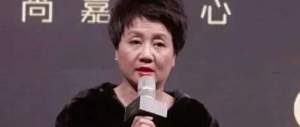 赌王四太本人并不好看，化了妆脸上还坑坑洼洼，老的还是很明显！