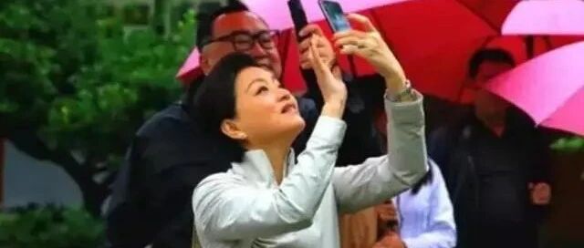 杨澜的气质靠职业装撑起来的，换上一身运动装，就成了普通人！