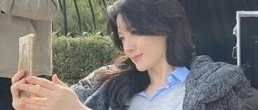 李英爱晒自拍不修图，虽然鱼尾纹很明显，但49岁一样漂亮！