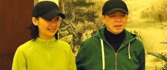 冯小刚跟老婆现身，没想到素颜的徐帆，一下子都这么老了 ！