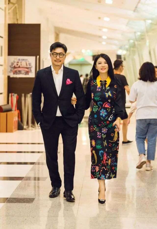 從來看不到李湘穿褲子，幾乎都是這種長裙和這髮型，為了顯瘦！ 時尚 第10張