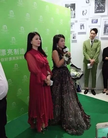 從來看不到李湘穿褲子，幾乎都是這種長裙和這髮型，為了顯瘦！ 時尚 第5張