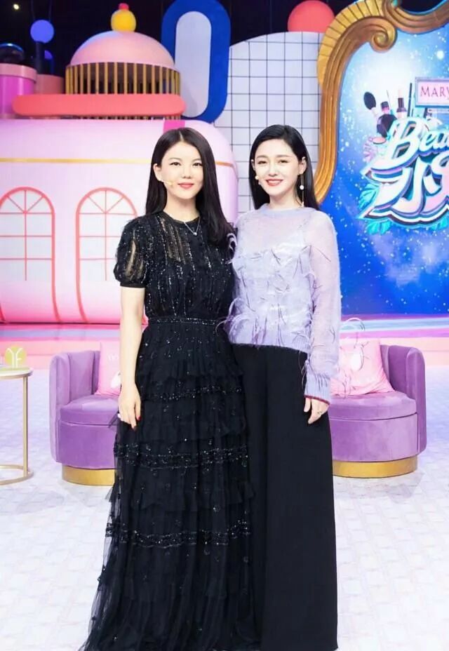 從來看不到李湘穿褲子，幾乎都是這種長裙和這髮型，為了顯瘦！ 時尚 第7張