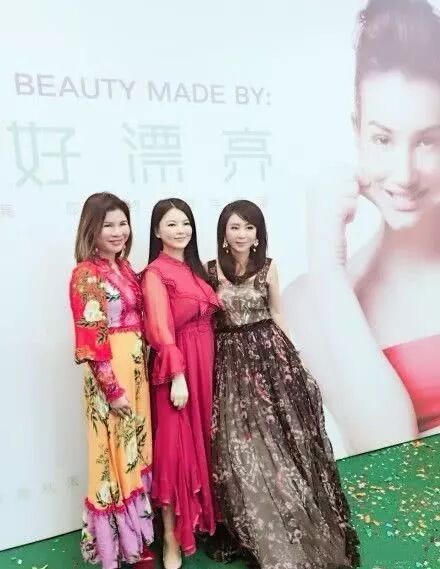 從來看不到李湘穿褲子，幾乎都是這種長裙和這髮型，為了顯瘦！ 時尚 第6張