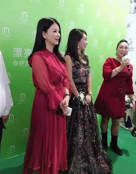 從來看不到李湘穿褲子，幾乎都是這種長裙和這髮型，為了顯瘦！ 時尚 第4張