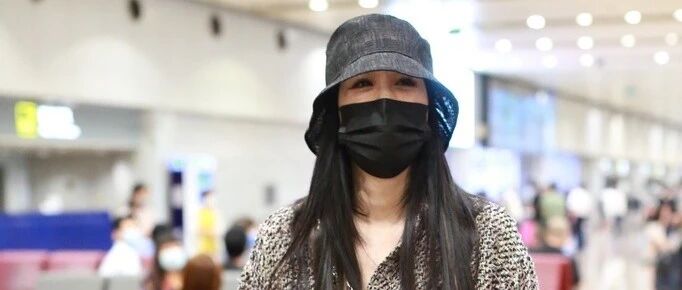 钟丽缇离开滤镜脸这么苍老，身材像个水缸一样，面对镜头很自信！