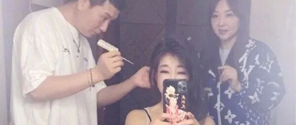 刘晓庆晒照要演20岁少女，自拍挡着脸，光看眼睛额头都知道老了！