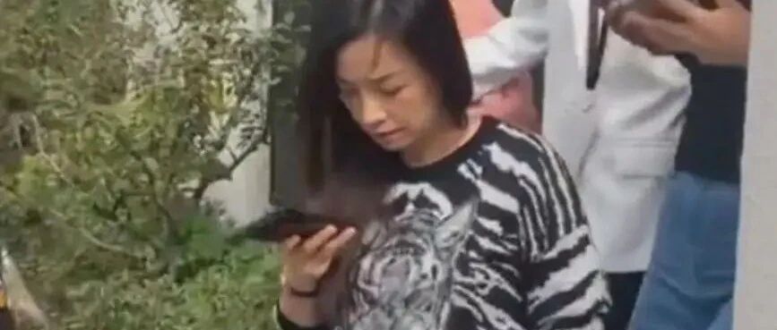 无美颜无滤镜，张庭皮肤暗黄黯淡无光，确实是50多岁的样子！