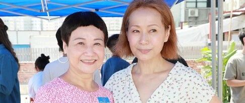 叶童穿年轻人的碎花裙，再减萝莉头染黄发，是个不服老的潮奶奶！