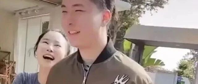 任静穿紧身衣配长裙，腰间赘肉真实，但这双眼皮特不自然！