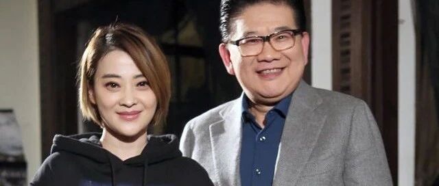 梅婷眼角皱纹清晰，但对着镜头依然自信，中年女性也有成熟的美！