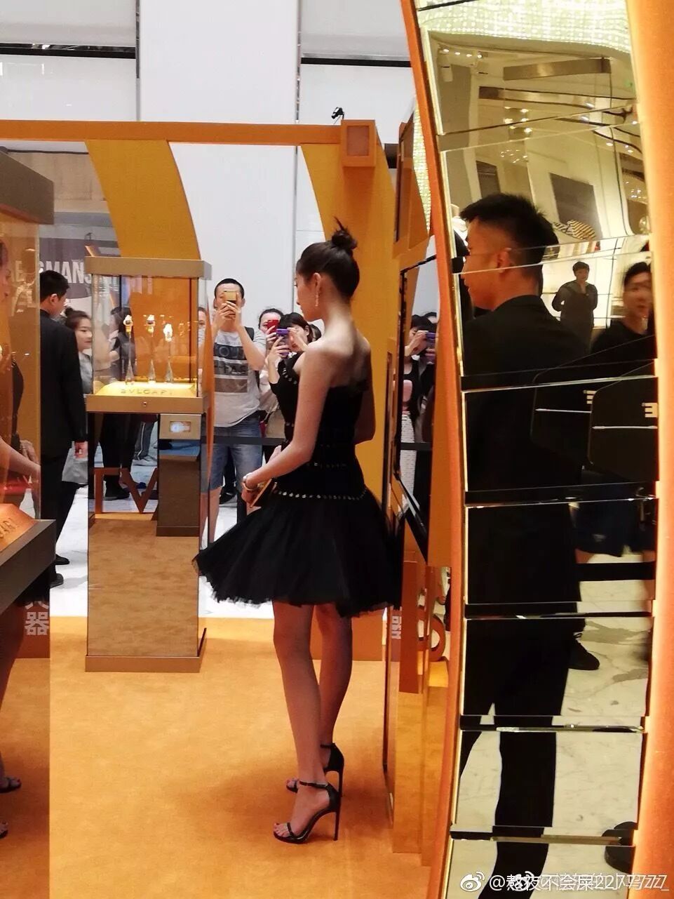 關曉彤一穿上黑裙，氣質都不一樣了！迪麗熱巴都不配當她的對手！ 時尚 第5張