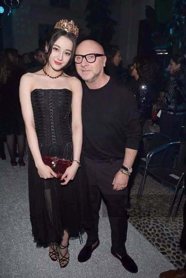 關曉彤一穿上黑裙，氣質都不一樣了！迪麗熱巴都不配當她的對手！ 時尚 第10張