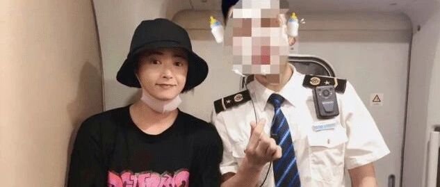 蒋欣摘下口罩跟男粉合影，素颜干干净净很漂亮，38岁皮肤还紧致！