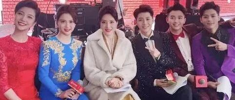 周涛主持春晚合影，磨皮后不像她了，气质是优雅但真人并不年轻！