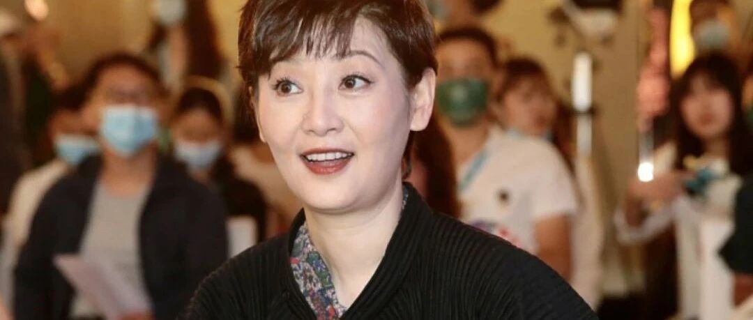 说徐帆像少女就言过其实了，但穿碎花裙搭高跟鞋，看着确实年轻！