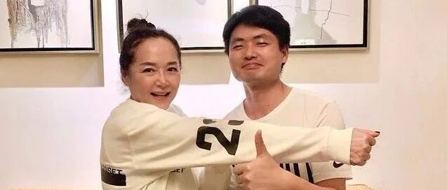 恬妞晒63岁生日照，穿卫衣运动裤像年轻人，她确实也不怎么显老！