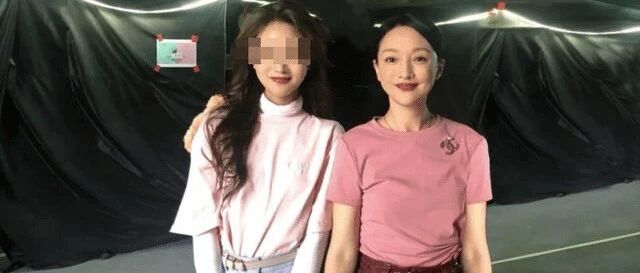 周迅合影被碾压，46岁皮肤蜡黄老态明显，素人年轻气质还很清纯！