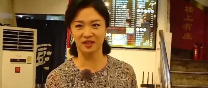 金星买早饭被认出，半扎头发再搭条连衣裙，本人还是很漂亮！