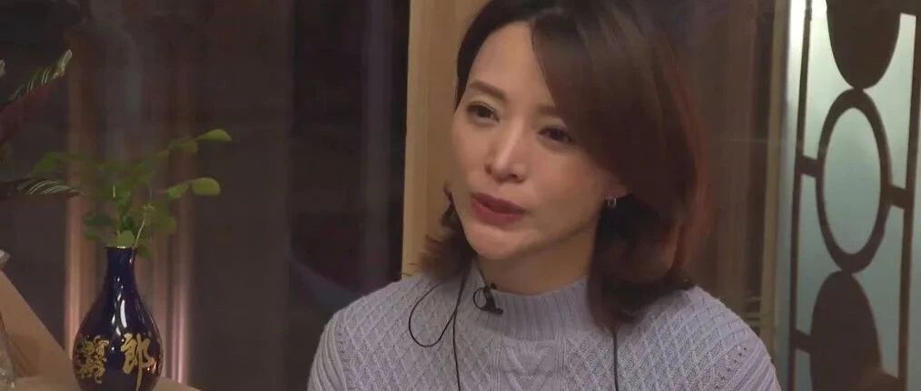 董卿根本不靠颜值，素颜就是普通中年女性，但气质高雅一样漂亮！