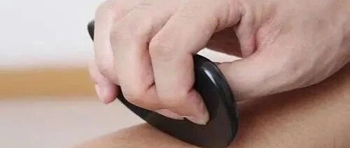 刮痧有益身心，可别用错了姿势！