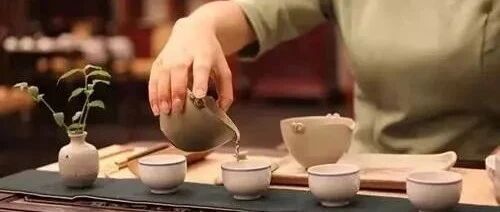 爱茶者说：常喝茶养生，喝浓茶伤身