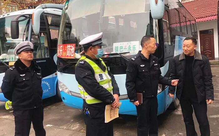 鎮巴交警深入客運公司開展冬季客運安全檢查