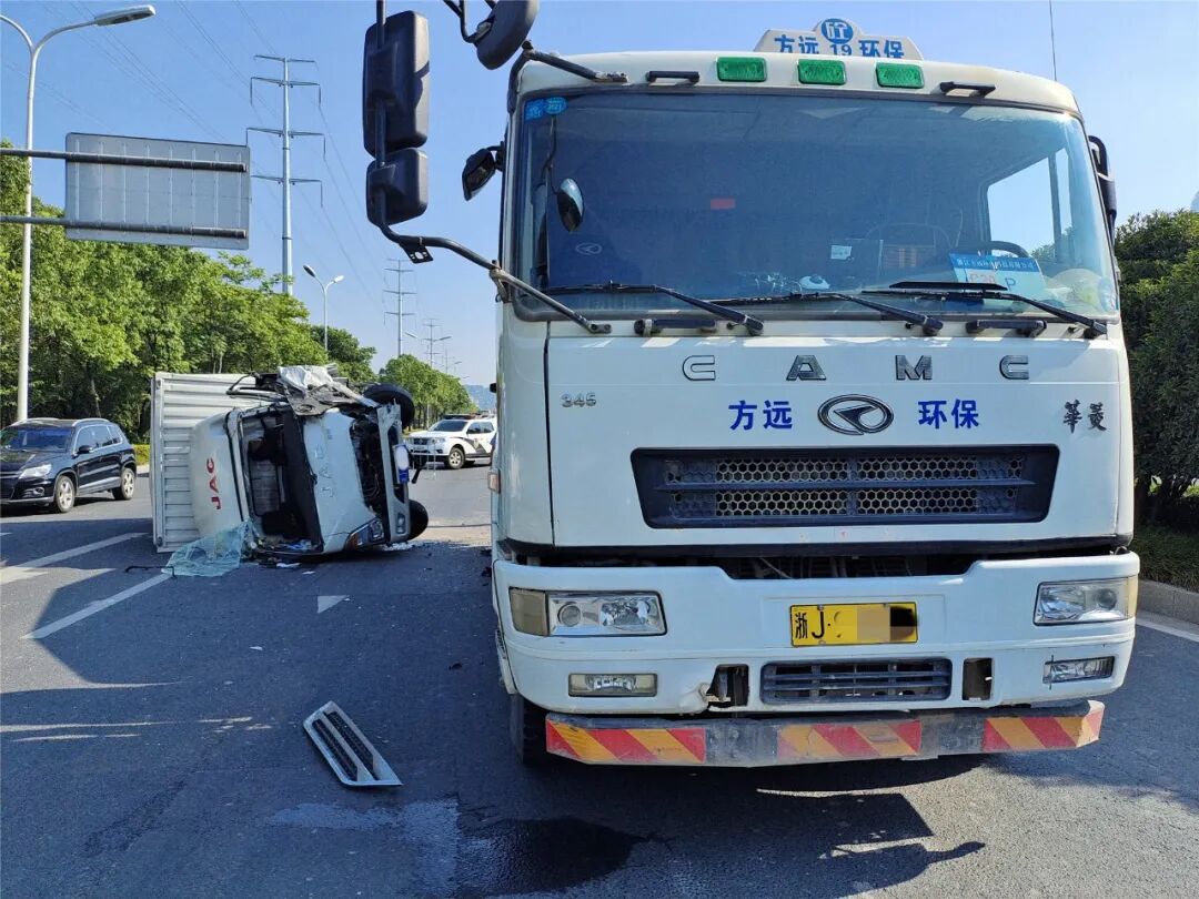 小车追尾大货车后被带着行进约百米
