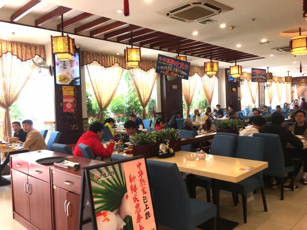 大厅内,4月7日中午十二点半,记者来到中华茶楼尚景店一楼的便民服务点