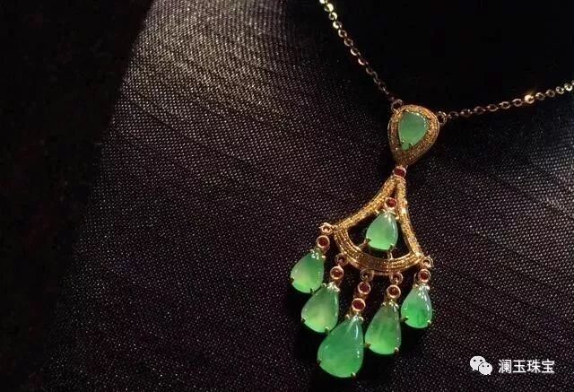 翡翠首饰怎么戴？学会了一起变美吧