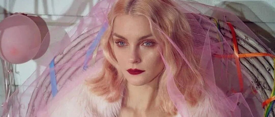 16岁杀入超模圈，21岁成福布斯富豪，泡遍男人后隐退生子：姐的人生，你管不着!