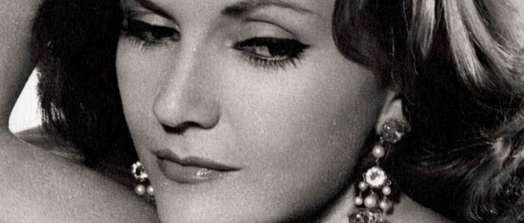 60岁学开飞机，90岁玩跳伞，98岁芭蕾舞女王火爆全网！网友：忠于热爱，永远年轻