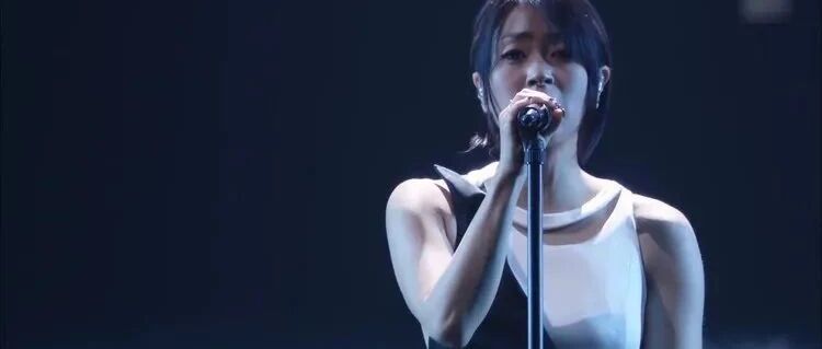 16岁女孩打败王菲，成为亚洲最赚钱艺人：她一开口，就成了神话