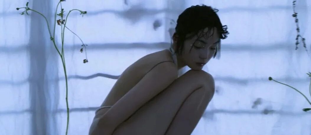 31岁“人间腿精”新照引围观，神仙比例不输黑人，外媒：来自中国的精灵！