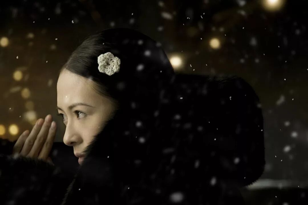 为了一个让雪花落在睫毛上的完美镜头,章子怡一动不动, 足足在雪地里