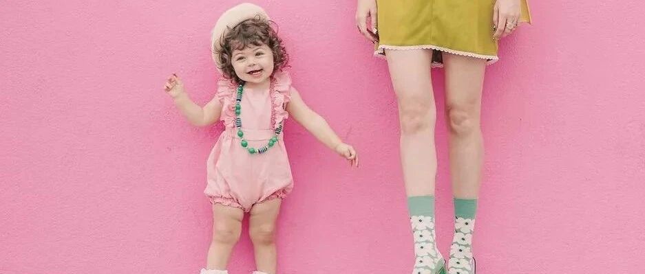 2岁“最萌天使颜”女孩凭穿搭视频刷爆Tiktok！网友：我活了几十年都没她会穿