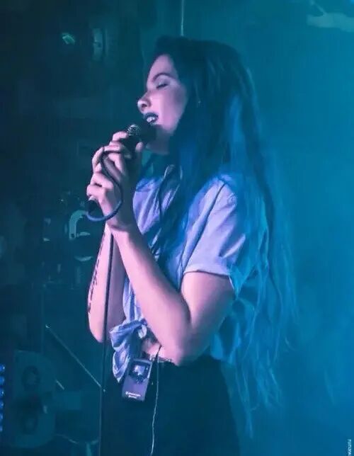 【女性】21岁在舞台上流产，23岁一曲成名获格莱美，网友：酷女孩永不认输！（组图） - 16