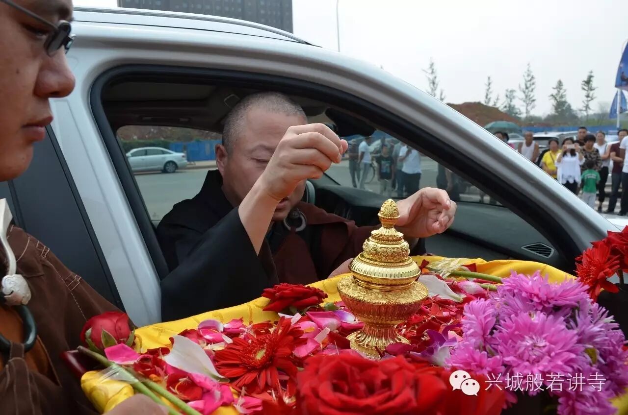 法师,护法居士虔诚膜拜,希望借此瞻仰膜拜成刚长老灵骨舍利的殊胜因缘