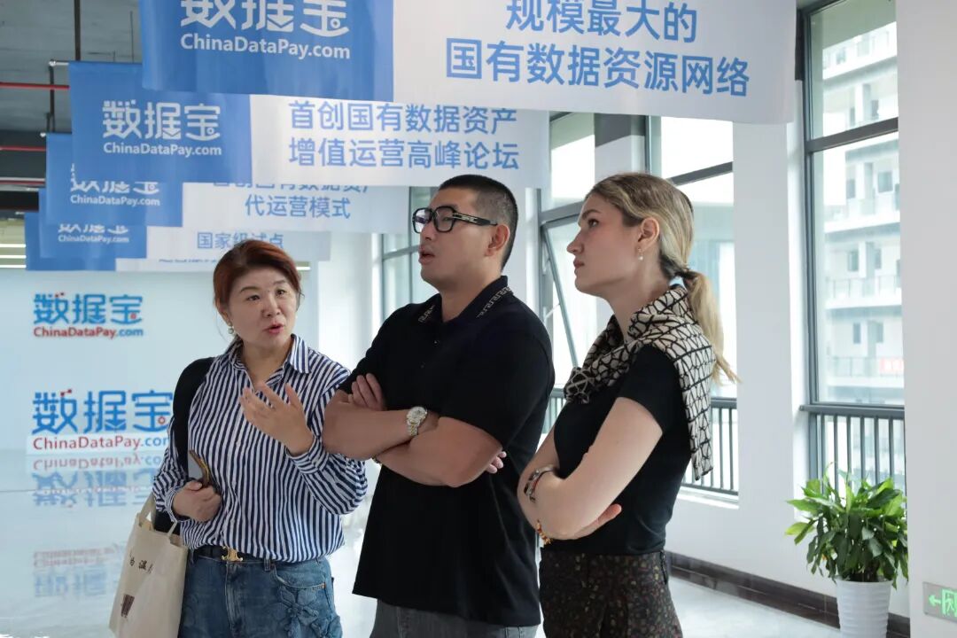 文化墙+星河长廊 嘉宾互相沟通.jpg
